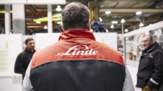 Un empleado de Linde luce el logo de Linde en su chaqueta