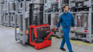 Las baterías de plomo-ácido son un sistema energético barato y fiable, ideal para el funcionamiento continuo. Un empleado tira de un apilador Linde L14 - L20 en un almacén