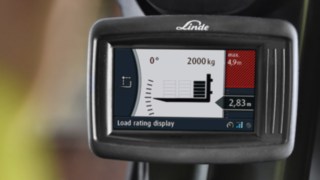 La pantalla del Linde Safety Pilot indica el peso de la carga, la altura máxima de elevación dependiente de este, el ángulo de inclinación y el centro de gravedad de la carga. La pantalla del Linde Safety Pilot indica el peso de la carga, la altura máxima de elevación dependiente de este, el ángulo de inclinación y el centro de gravedad de la carga.