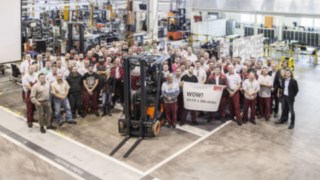 Celebración de la producción de la carretilla elevadora eléctrica número 111.111 de Linde Material Handling Linde Material Handling celebra la producción de la carretilla elevadora eléctrica número 111.111.