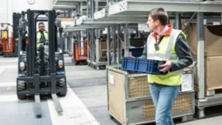 Los empleados llevan el Linde Safety Guard en el almacén.