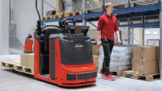Los preparadores de pedidos de Linde equipados con la opción semiautomática siguen o se adelantan al operario. La opción semiautomática (SA) para opción SA para preparadores de pedidos de Linde Material Handling