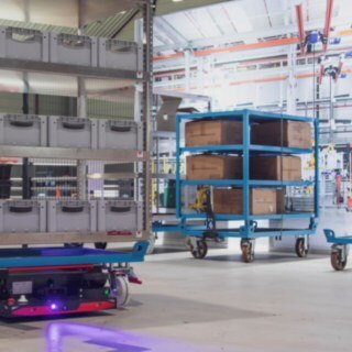 El AMR C-MATIC HP de Linde en acción como soporte de carga