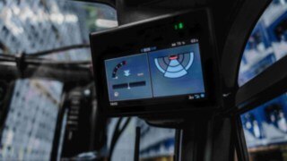 El conductor recibe señales visuales de advertencia a través de la pantalla de 7 pulgadas El conductor recibe señales visuales de advertencia a través de la pantalla de 7 pulgadas