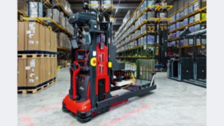 El Robotic Case Picker (RoCaP) de Linde MH, con un brazo manipulador multieje para la preparación autónoma de pedidos en el almacén