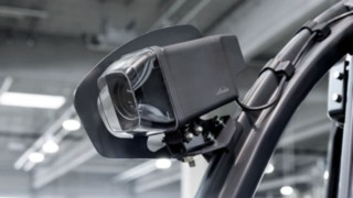 Linde TruckSpot™ de Linde Material Handling El Linde TruckSpot™ de Linde Material Handling anuncia la aproximación de carretillas por medio de un símbolo de advertencia.