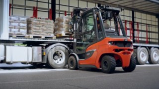 Descarga de camiones con la carretilla elevadora a diésel H20 de Linde Material Handling La nueva carretilla elevadora a diésel H20 descargando un camión