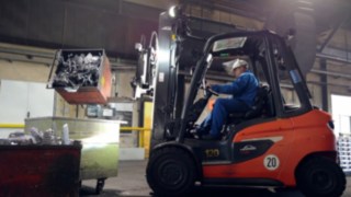 Carretilla elevadora a diésel H30: transmisión hidráulica La carretilla elevadora a diésel H30 en acción en Bohai Trimet Automotive