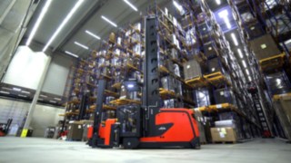La carretilla de pasillo estrecho (VNA) K de Linde está concebida de forma flexible para el almacenaje y el recogida y para tareas de preparación de pedidos en almacenes de estanterías altas. Vídeo de producto sobre las funciones y ventajas de la carretilla Combi K de Linde para el almacenamiento y la preparación de pedidos en almacenes de estanterías altas.