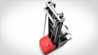 La serie modular de preparadores de pedidos verticales V modular incorpora opcionalmente barreras inclinables laterales para facilitar la preparación de pedidos a una altura de toma de hasta 12 metros. Vídeo sobre la altura de elevación y las barreras inclinables laterales disponibles opcionalmente.