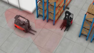 Mediante el Linde Safety Guard se pueden establecer zonas ATEX en las que las carretillas circulen automáticamente a menor velocidad La señalización de las zonas ATEX contribuye a reducir colisiones en la zona
