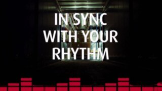 Vista desde la superficie de carga de un camión a un almacén con palés y estanterías