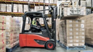 Carretillas eléctricas de Linde Material Handling en acción en un almacén frigorífico