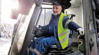 Un puesto de trabajo ergonómico alivia al conductor en su trabajo diario. Un puesto de trabajo ergonómico alivia al conductor en su trabajo diario.