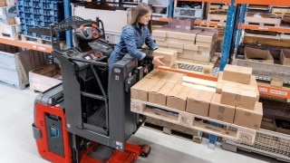 La seguridad es un factor clave para el bienestar y la productividad del conductor. Mujer en un vehículo Linde