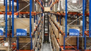 La carretilla automatizada para pasillo estrecho Linde K-MATIC