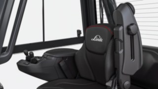 El puesto de conducción ergonómico con minivolante. Puesto de conducción ergonómico con el Linde Steer Control de Linde Material Handling.