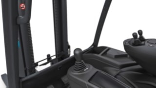El Linde Steer Control está integrado en el reposabrazos izquierdo para que el antebrazo descanse cómodamente sobre el reposabrazos. Linde Steer Control con joystick