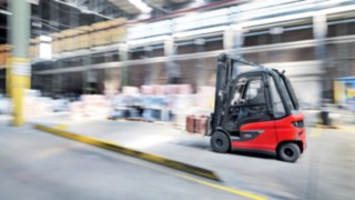 Carretilla eléctrica E30 con Linde Steer Control en acción en WDI Hamm. Carretilla eléctrica E30 de Linde Material Handling con Linde Steer Control