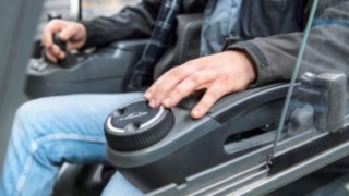 El minivolante del concepto de dirección Linde Steer Control. El innovador concepto de dirección Linde Steer Control de Linde Material Handling con minivolante.