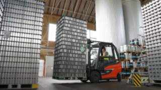 La E25 también demuestra su eficacia en el exigente entorno de una fábrica de cerveza. Vídeo sobre el uso de la Linde E25 en BrewDog