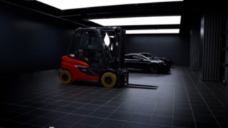 Nuestros nuevos e-trucks X20 - X35 consiguen seguir el ritmo de nuestros motores de combustión H20 - H35 sin esfuerzo. Vídeo sobre la cooperación entre Linde y Porsche Engineering