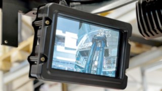 El Linde Vision System transmite las imágenes de dos cámaras situadas en el mástil y en el tejadillo. La pantalla del Linde Vision System muestra las imágenes de las cámaras instaladas.
