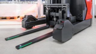Las luces verdes de Linde Material Handling aseguran una visibilidad óptima de las horquillas. Luz verde en las horquillas de una carretilla elevadora de Linde Material Handling