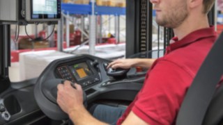 El manejo del joystick multifunción contribuye a ejecutar maniobras precisas y seguras y ayuda a prevenir accidentes. Un empleado maneja el joystick multifunción en una carretilla de Linde Material Handling