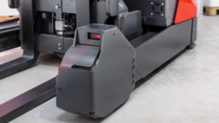 El Rack Protection Sensor de Linde Material Handling frena automáticamente la carretilla retráctil ante las estanterías. Rack Protection Sensor de Linde Material Handling