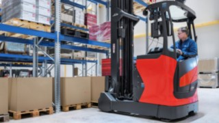 El joystick multifunción de Linde permite controlar con una sola mano todas las funciones de mando esenciales de las carretillas retráctiles de la serie 1120. Un empleado manipula mercancías en una carretilla de Linde Material Handling