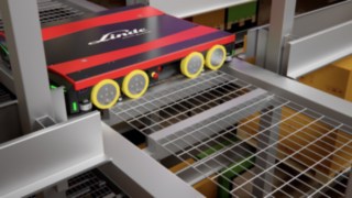 Las lanzaderas del S-MATIC cube pueden pasar fácilmente por debajo de los palés y desplazarse así rápidamente por el almacén. Una lanzadera en un pasillo de canal