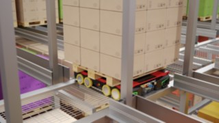 Una lanzadera de 4 vías transporta mercancías El S-MATIC cube de Linde Material Handling