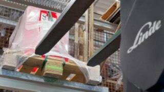 Carretillas retráctiles de Linde Material Handling Brazo de horquilla de una carretilla retráctil de Linde Material Handling