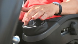 El concepto de manejo Linde Steer Control está disponible como minivolante o joystick. Minivolante Linde Steer Control
