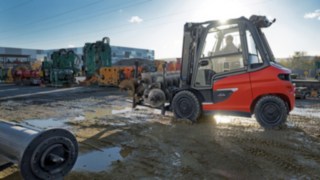 Ya sea en interiores, exteriores o ambos: Nuestras carretillas eléctricas superan una amplia gama de retos. La carretilla eléctrica X45 de Linde Material Handling en acción en el exterior.