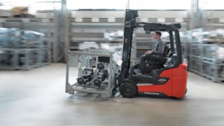 Un grupo de personas analiza el entorno de trabajo en una nave logística.