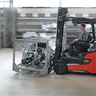 Una carretilla elevadora de Linde MH transporta mercancía