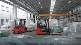 Las carretillas eléctricas Xi16 – Xi20 de Linde Material Handling en acción en un almacén.
