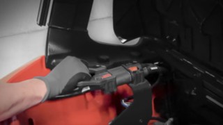 Un trabajador carga una carretilla eléctrica de Linde