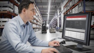 Persona trabajando en un ordenador