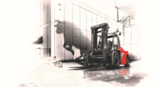 La E160 de Linde Material Handling transportando cargas pesadas.