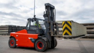 Carretilla de gran tonelaje E160 de Linde Material Handling en acción en el exterior.