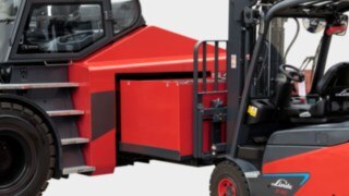 La E30 de Linde Material Handling sustituye la batería de forma rápida y precisa.