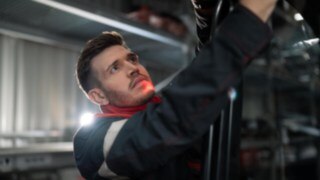 Un técnico de mantenimiento durante el trabajo.