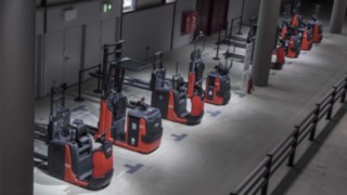 En Linde Material Handling, te ofrecemos una serie de recomendaciones para elegir la carretilla de alquiler que maximice la eficiencia en tu empresa. En Linde Material Handling, te ofrecemos una serie de recomendaciones para elegir la carretilla de alquiler que maximice la eficiencia en tu empresa.