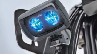Linde BlueSpot™ de Linde Material Handling El Linde BlueSpot™ de Linde Material Handling advierte de la aproximación de carretillas por medio de una señal luminosa.