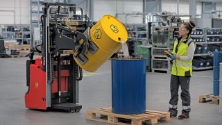 Una empleada maneja un apilador con control remoto y protección antideflagrante de Linde Material Handling