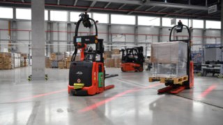 La carretilla automatizada L-MATIC de Linde carga de forma segura y eficiente. La carretilla automatizada L-MATIC de Linde Material Handling