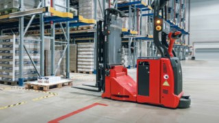 Un apilador automatizado de Linde Material Handling en acción.